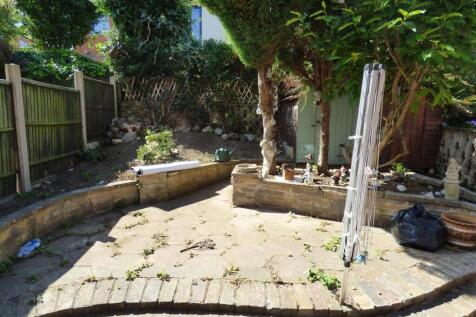 35 Park Drive - Gdn.JPG