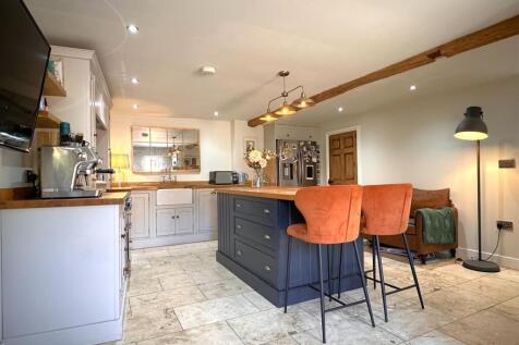 Superb Open-Plan Dining Kitchen 571