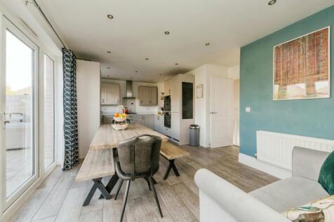 Halliford Road, Sunbury-on-Thames photo 3
