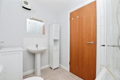Bathroom..JPG