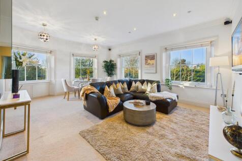 Spacious Living/Dining Room