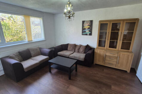 3 bed semi-detached house to rent Yew Tree Road, 