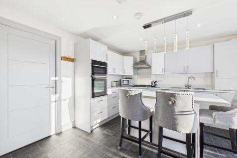 CAM04201G0-PR0122-STILL010