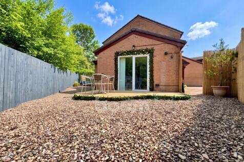 Lochlibo Court, Irvine side garden