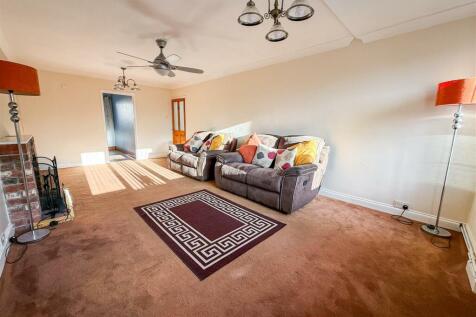 ALTERNATE VIEW OF LOUNGE/DINER