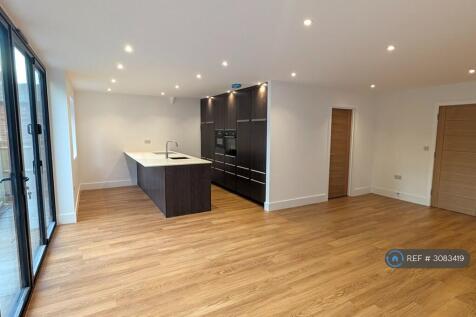 4-bed detached on Lothian Wood, Tadworth, KT20, £4,750/mo