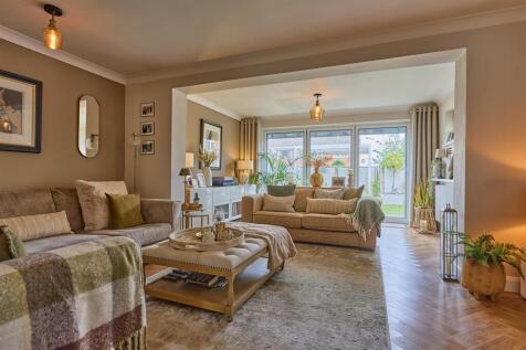 EXTENDED OPEN PLAN LOUNGE TO REAR