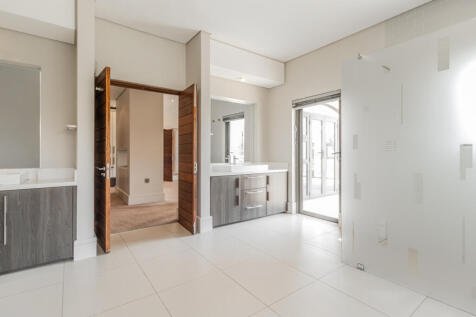 Main Bed- En Suite Bathroom