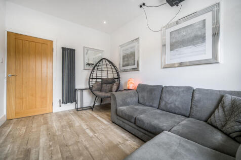 Bedroom 1/Cinema ...