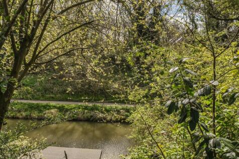 Kenent &amp; Avon Canal To The Rear .jpg