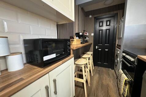 Renovated // Kesteven St // 4 Bed // 2 Bath // JUL 2027 photo 5