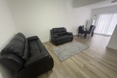 4-bed semi-detached on Lewis Road, Southall, £2,800/mo
