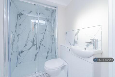 Downstairs Shared Bathroom For Rooms 1 &amp; 2