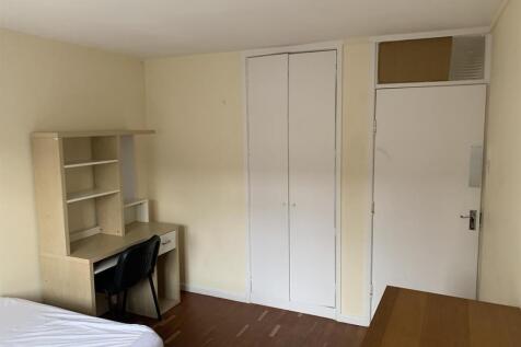 4-bed flat on Flat 1, Russell Court, Russell Terrace, CV31 1EY, £2,000/mo