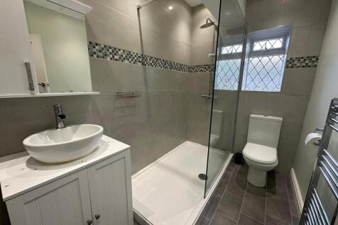 3 Elmwood bathroom.jpg