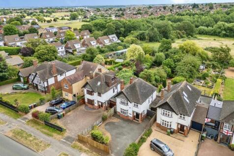 Expansive-Garden-Northampton-Road-Drive-Parking-Ca