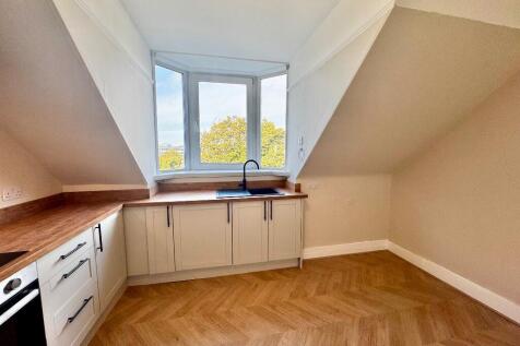 Kitchen / Lounge