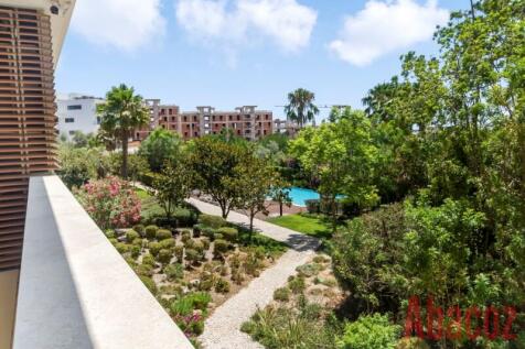 Swimming pool / garden view