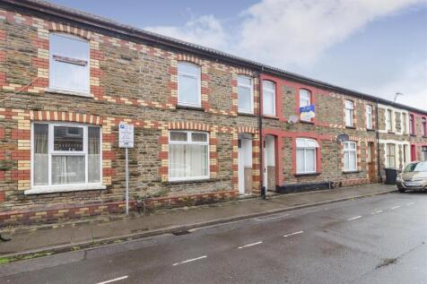Charming terraced house with classic brickwork...