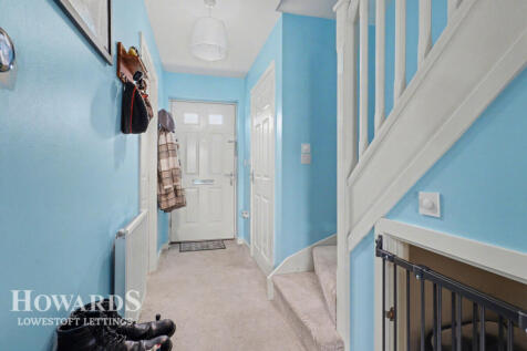Lupton Close, LOWESTOFT photo 3