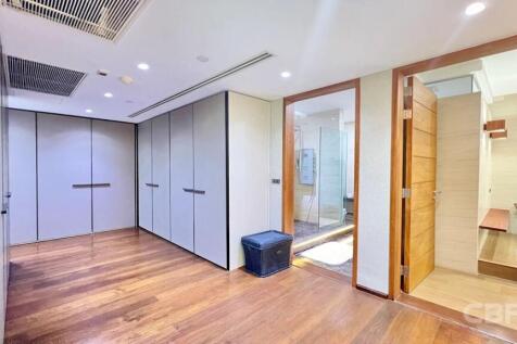 The Park Chidlom - Bathroom and Walk-in Closet