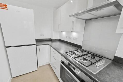 2 bedroom Terraced House in Empire Way, Nottingham photo 3