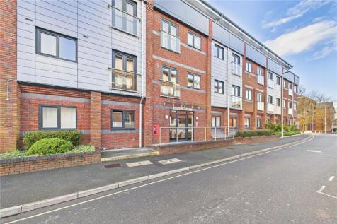 2-bed flat on Cantelupe Road, East Grinstead, West Sussex, £1,400/mo