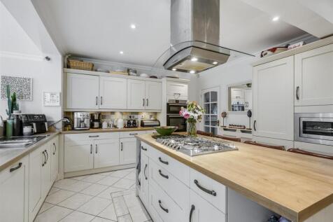 FAMILY DINING KITCHEN - KITCHEN AREA