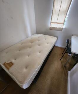 Compact single bedroom with a comfortable mattr...