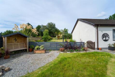 15 Well maintained gardens 7 Columba Court.jpg