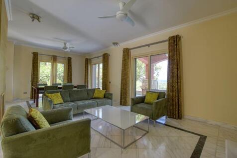 Lounge / Dining Area