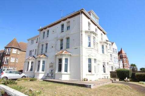 2-bed flat on Marine Parade East, Clacton-on-Sea, £900/mo