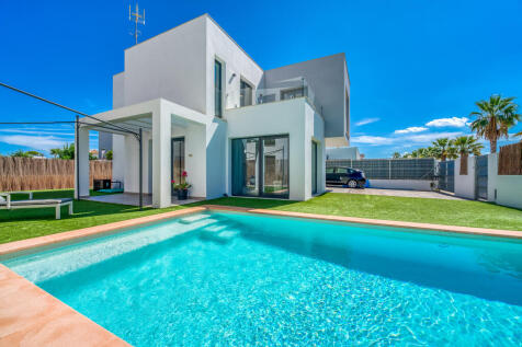 Modern villa with pool close to the beach in Can Picafort