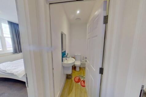 Flat-2-13-Saint-Peters-Gate-Toilet
