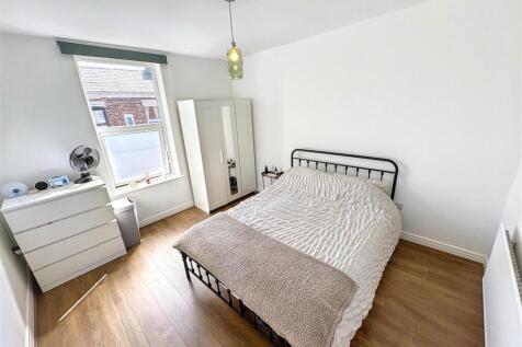 Large bedroom (7).jpg