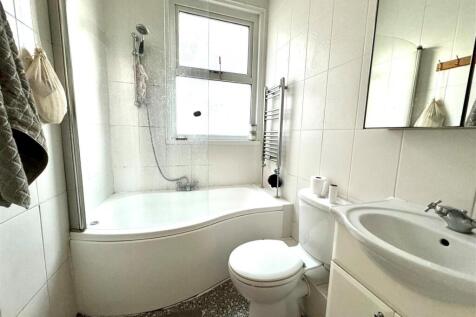 49a Woodgrange Drive bathroom