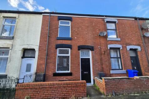 2-bed terraced on Whiteacre Road, Ashton-Under-Lyne, £925/mo