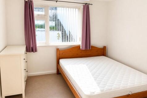 Bright and tidy bedroom with a comfy double bed...