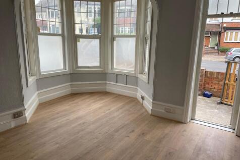Studio flat on Palmeira Avenue, Westcliff-on-sea, Southend-on-sea, £850/mo