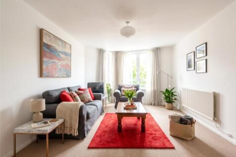 4-bed flat on Battersea Church Road, London, SW11, £3,500/mo