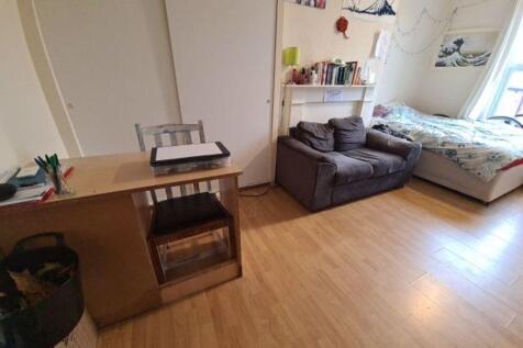 Bright, well-kept bedroom with laminate floors,...