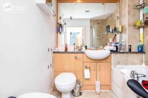 2 bed, 2 bath Apartment in Manchester - Photo 8