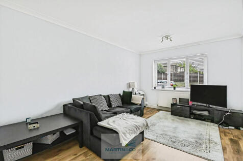 Thele Avenue, Stanstead Abbotts photo 4