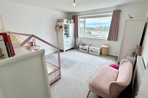 Second Floor Flat, 12a Cliff Road Lounge