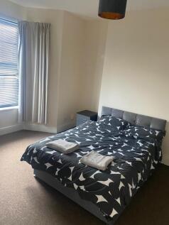 Bright, tidy double bedroom with a comfortable ...