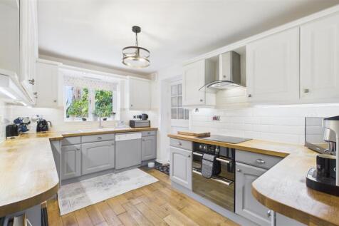 FITTED KITCHEN.jpg