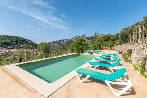 Wonderful pool area with mounatin views