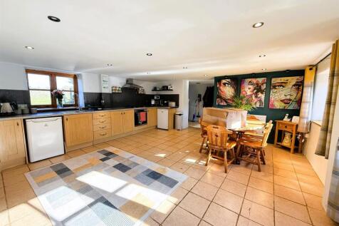 OPEN PLAN LIVING AREA