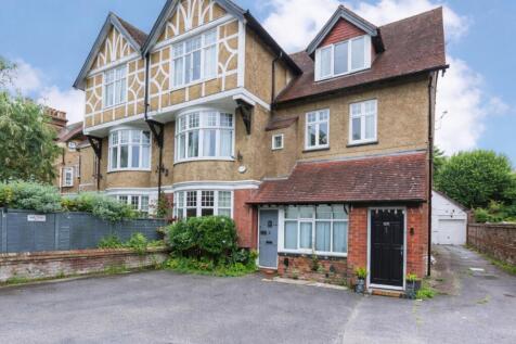 Ground floor flat with garage