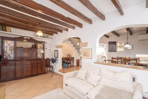 Charming Townhouse in Central Pollensa with Spacious Terraces